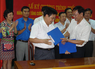 Đ/c Hoàng Bá Nam, Bí thư Tỉnh Đoàn và đ/c Nguyễn Mạnh Cường, GĐ Sở TN & MT tỉnh đại diện 2 ngành ký kết Chương trình phối hợp giai đoạn 2012 - 2015.